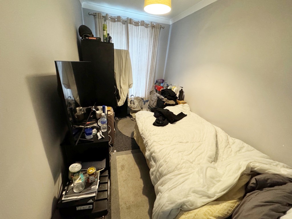 Lot: 19 - MID-TERRACE HOUSE INVESTMENT - Bedroom 1